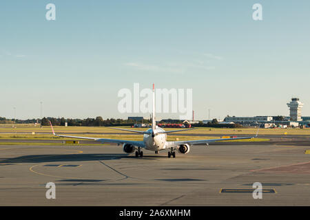 Ein Flugzeug von hinten auf der Landebahn bereit, weg zu nehmen. Aviation Konzept Stockfoto
