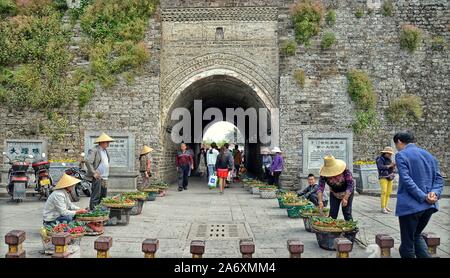 Obsthändler in den Straßen der alten Stadt Dali, Provinz Yunnan (China) Stockfoto