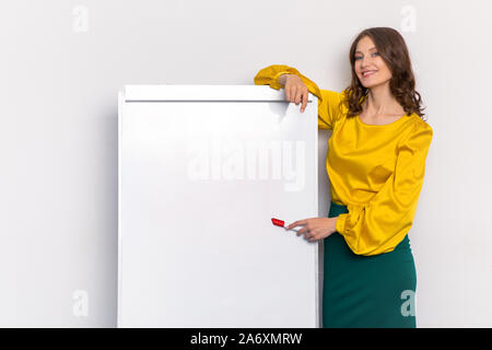 Frau Lehrer an der Tafel mit einem Marker Stockfoto