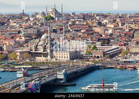 Panoramablick auf die Stadt, die neue Moschee und Eminonu Pier in Istanbul, Türkei Stockfoto