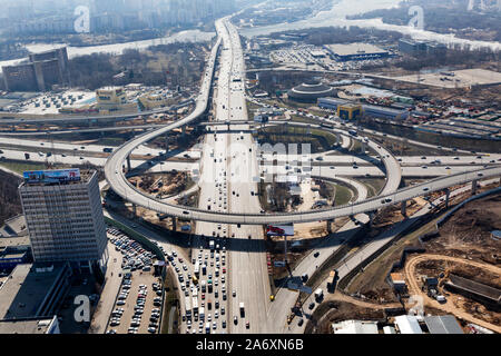 Luftaufnahme der Interchange an der Kreuzung der Leningradsky Autobahn und der Moskauer Ringautobahn in Moskau, Russland Stockfoto