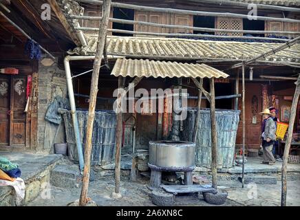 Traditionelle Batik-Werkstatt im Dorf Zhoucheng, Provinz Yunnan (China) Stockfoto