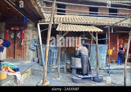 Traditionelle Batik-Werkstatt im Dorf Zhoucheng, Provinz Yunnan (China) Stockfoto