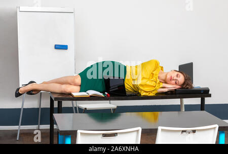 Lehrer ist müde und schlafen gehen Stockfoto