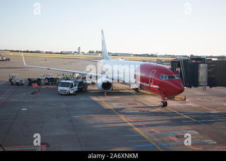 Flughafen Kopenhagen, Dänemark - 24 August, 2019: eine Boeing 737-800 der norwegischen Fluggesellschaften, die von der Access Bridge Geentert an Copenhague-Kastrup Stockfoto