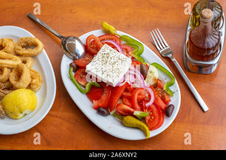 Mediterrane Speisen auf dem Tisch im Restaurant Stockfoto