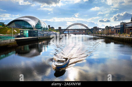 Ein Boot auf dem Fluss Tyne, da es Ansätze die Millennium Bridge mit der Gateshead, Salbei, Crown Court Newcastle, Newcastle Upon Tyne Bridge in Stockfoto