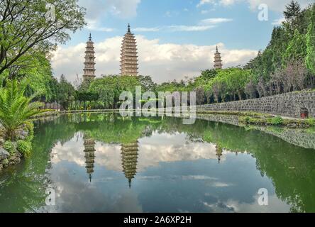 Drei Pagoden am Chongsheng Tempel, ein buddhistischer Tempel, der ursprünglich im 9. Jahrhundert in der Nähe der Altstadt von Dali in der Provinz Yunnan, China, erbaut wurde. Stockfoto