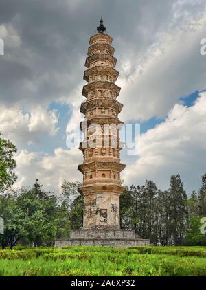 Drei Pagoden am Chongsheng Tempel, ein buddhistischer Tempel, der ursprünglich im 9. Jahrhundert in der Nähe der Altstadt von Dali in der Provinz Yunnan, China, erbaut wurde. Stockfoto