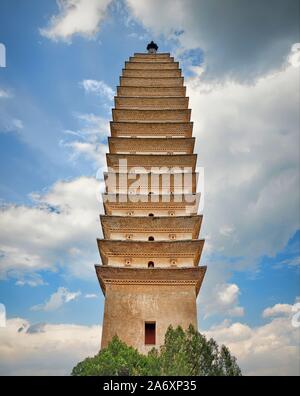 Drei Pagoden am Chongsheng Tempel, ein buddhistischer Tempel, der ursprünglich im 9. Jahrhundert in der Nähe der Altstadt von Dali in der Provinz Yunnan, China, erbaut wurde. Stockfoto