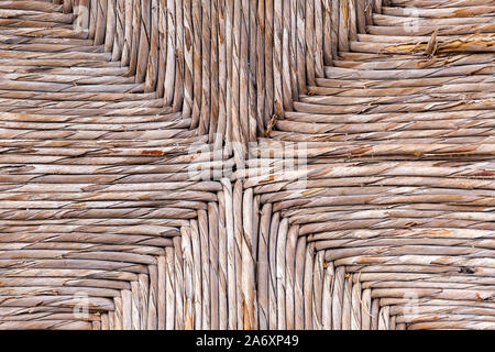 Wartung Der wicker Sitz der Stuhl Stockfoto