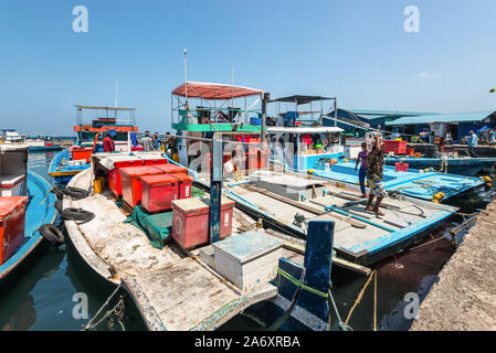 Male, Malediven - November 18, 2017: Bereich von frischem Fisch Markt in Male, Malediven. Fischerei und Verkehr Boote sind an der Pier. Stockfoto