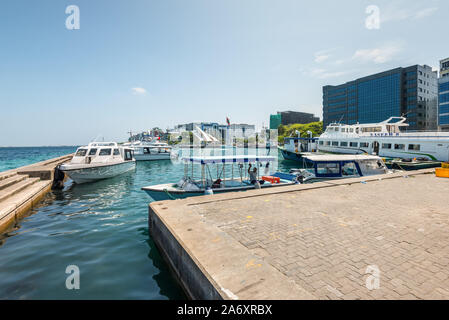 Male, Malediven - November 18, 2017: Wasser vor der männlichen Stadt als aus der pflanzlichen gesehen und Fischmarkt in Malediven. Stockfoto