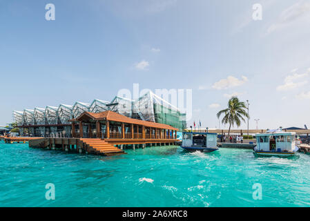 Hulhule Island, Malediven - November 18, 2017: Maritime Station und Pier am internationalen Flughafen Ibrahim Nasir, Malediven, Indischer Ozean. Stockfoto