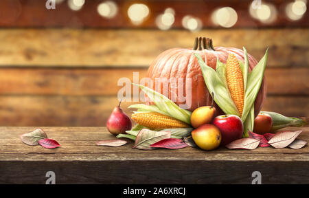 Thanksgiving Feier der Kürbisse, Äpfel, Birnen und Maiskolben auf der rechten Seite einer Tabelle mit einem hölzernen Hintergrund. Stockfoto