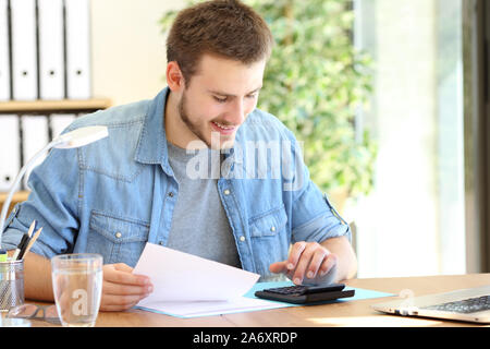 Gerne Unternehmer berechnen mit einem Rechner auf einem Stuhl sitzend im Büro arbeiten Stockfoto
