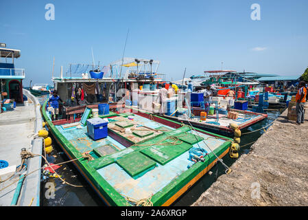 Male, Malediven - November 18, 2017: Bereich von frischem Fisch Markt in Male, Malediven. Fischerei und Verkehr Boote sind an der Pier. Ozean Umweltverschmutzung. Stockfoto