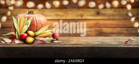 Thanksgiving Feier Banner der Kürbisse, Äpfel, Birnen und Maiskolben auf der linken Seite der Tabelle mit einem hölzernen Hintergrund. Stockfoto