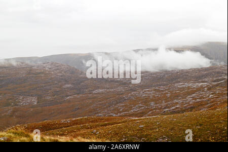 Wolken über Clochan Na Berge am höchsten Punkt der Bealach Na Ba Straße nach Applecross, Wester Ross, Schottland, Großbritannien, Europa. Stockfoto