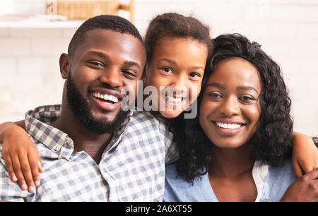 Schwarze Vater, Mutter und Tochter lächelnd und Kamera Stockfoto