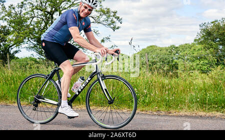 ROTHBURY, NEWCASTLE UPON TYNE, England, UK - Juli 06, 2019: Glücklich lächelnde ältere Radfahrer am Zyklon Rennen starten in Newcastle und thr Stockfoto