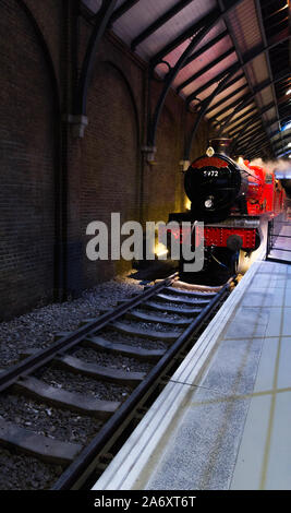 Mai 2019, Warner Bros. Studio Tour London - die Herstellung von Harry Potter (England, UK). Schönen scharfen Schuß der Hogwarts Express Zug auf 9 3/4. Stockfoto