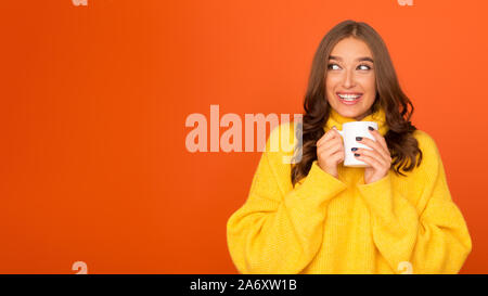 Winterurlaub. Mädchen in Pullover heiße Schokolade genießen. Stockfoto