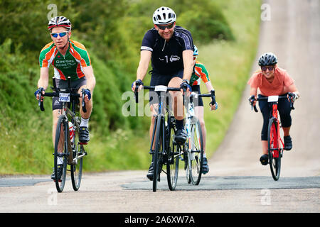 ROTHBURY, NEWCASTLE UPON TYNE, England, Großbritannien - 06.JULI 2019: Eine Gruppe von Radfahrern genießen den Tag reiten entlang der Feldwege an der Zyklon Rennen Stockfoto