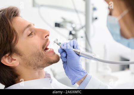 Seitenansicht des Menschen in der zahnmedizinischen Behandlung in der modernen Klinik Stockfoto