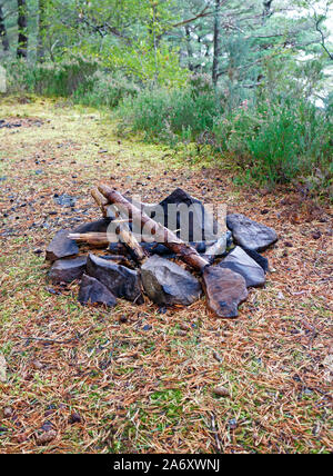 Die Überreste eines verlassenen Lagerfeuer mit Steinen, die die Ufer des Loch Maree, Wester Ross, Schottland, Großbritannien, Europa eingeschlossen. Stockfoto