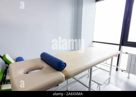 Der Massageraum in einem medizinischen Zentrum oder Beauty Spa Salon. Stockfoto