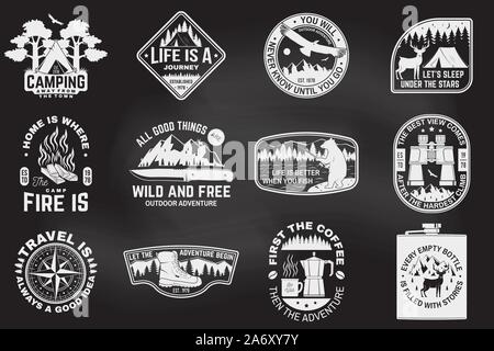 Satz von outdoor adventure Angebote auf dem Schwarzen Brett. Vektor. Konzept für Hemd oder Logo, Print, Stempel T-Stück. Design mit Wanderschuhen, Fernglas, Berge, Angeln Bären, Hirsche, Zelt und Wald Silhouette Stock Vektor