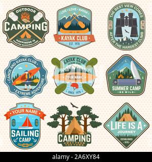 Der Sommer Camp Abzeichen, Patches. Vector Illustration. Konzept für Hemd oder Logo, Print, Stempel, Patch. Design mit Camping Zelt, Lagerfeuer, Messer, Ferngläser, Kanu oder Kajak und Wald Silhouette Stock Vektor