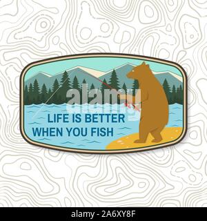 Das Leben ist besser, wenn sie Fisch. Sommer Camp Abzeichen. Für patch, Stempel. Vector Illustration. Konzept für Hemd oder Logo, Print, Stempel oder T-Stück. Design mit Angeln, Berge, Himmel und Wald Silhouette. Stock Vektor