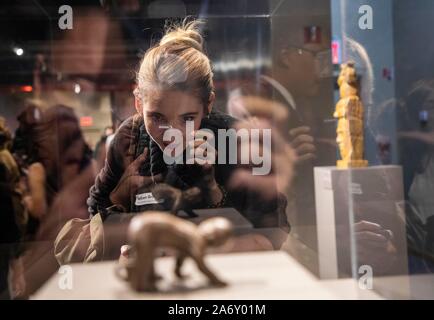 New York, USA. 28 Okt, 2019. Ein Besucher ein Kunstwerk auf 'Departure und Zurück", eine Ausstellung von verstorbenen chinesischen Bildhauer Lius Shiming arbeitet, in New York, in den Vereinigten Staaten, Okt. 28, 2019. Die Ausstellung 'Departure und Zurück", "Die von Okt. 28 bis Nov. 8 an den asiatischen Kulturzentrum läuft, verfügt über Dutzende von Skulpturen aus Bronze von Liu, der sich im Jahr 2010 im Alter von 84 Jahren bestanden. Die Ausstellung ist die erste Etappe einer World Tour von Liu, die organisiert wird von der Zentralen Akademie der Bildenden Künste, wo Liu studierte und lehrte. Credit: Wang Ying/Xinhua/Alamy leben Nachrichten Stockfoto