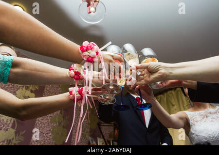 Klirren der Gläser bei der Hochzeit. Hochzeit Gäste trinken Champagner Stockfoto