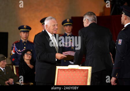 Prag, Tschechische Republik. 28 Okt, 2019. Der ehemalige Präsident der Tschechischen Republik Vaclav Klaus (L) erhält das White Lion, um während der Zeremonie auf der Prager Burg in Prag, der Tschechischen Republik, Okt. 28, 2019. Präsident der Tschechischen Republik, Milos Zeman gewährt der Staat Dekoration auf 42 Persönlichkeiten, die große Beiträge zur Land am Montag. Quelle: Xinhua/Alamy leben Nachrichten Stockfoto