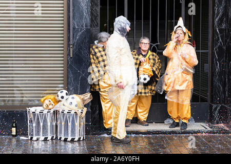 Gerbergasse, Basel, Schweiz - März 13., 2019. Karneval Teilnehmer, eine Pause von der Parade Stockfoto