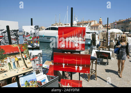 Kunstwerke zum Verkauf neben dem Hafen in St. Tropez, Frankreich Stockfoto
