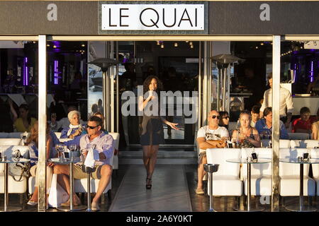 Le Quai Cafe neben dem Hafen von St. Tropez, Frankreich Stockfoto