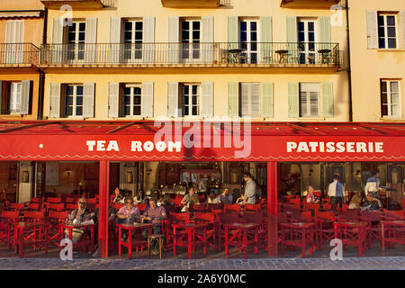 Senequier Cafe neben dem Hafen von St. Tropez, Frankreich Stockfoto