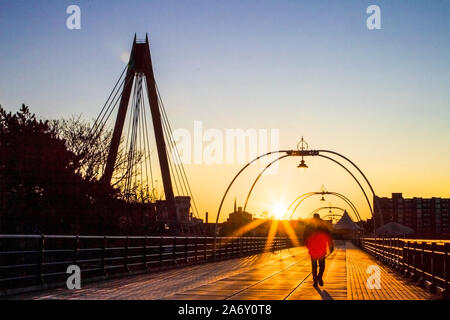 Southport, Großbritannien. 29. Oktober 2019. Ein Mann, der Frost Boardwalk auf einem eiskalten Morgen in Southport, Merseyside abgedeckt. Credit: cernan Elias/Alamy leben Nachrichten Stockfoto