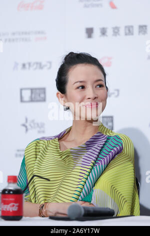 Tokio, Japan. 29 Okt, 2019. Jury Präsident, Schauspielerin Zhang Ziyi Lächeln auf der Pressekonferenz im Rahmen der 32. Tokyo International Film Festival in Tokio, Japan, Oktober 29, 2019. Quelle: Ma Caoran/Xinhua/Alamy leben Nachrichten Stockfoto