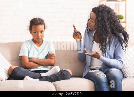 Wütend schwarz Mama schimpfen Freche kleine Tochter zu Hause Stockfoto