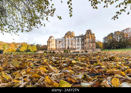 County Durham, UK. 29. Oktober 2019. UK Wetter. Es war ein kühler, aber bunt herbstliches Start in den Tag am Bowes Museum in Barnard Castle. Die Prognose ist für einen anderen hellen Tag mit nur die ungeraden getrennte Dusche. Quelle: David Forster/Alamy leben Nachrichten Stockfoto