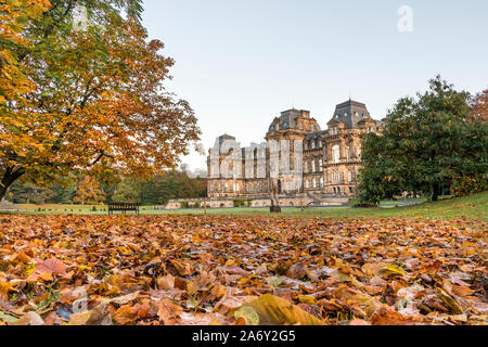 County Durham, UK. 29. Oktober 2019. UK Wetter. Es war ein kühler, aber bunt herbstliches Start in den Tag am Bowes Museum in Barnard Castle. Die Prognose ist für einen anderen hellen Tag mit nur die ungeraden getrennte Dusche. Quelle: David Forster/Alamy leben Nachrichten Stockfoto