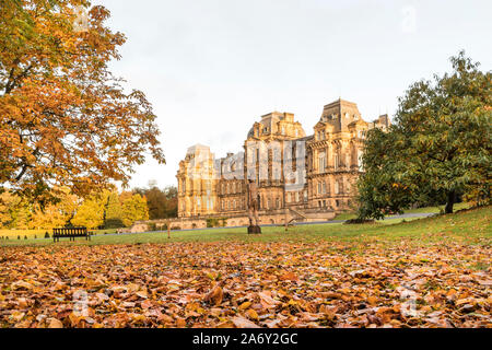 County Durham, UK. 29. Oktober 2019. UK Wetter. Es war ein kühler, aber bunt herbstliches Start in den Tag am Bowes Museum in Barnard Castle. Die Prognose ist für einen anderen hellen Tag mit nur die ungeraden getrennte Dusche. Quelle: David Forster/Alamy leben Nachrichten Stockfoto