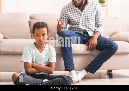 Zornig schwarzen Vaters Schelte hartnäckige kleine Tochter für schlechtes Verhalten Stockfoto