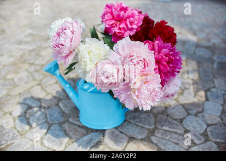 Master Class auf dem Bilden der Blumensträuße. Lernen Blumen arrangieren, wunderschöne Blumensträuße mit ihren eigenen Händen. Gemacht. Hersteller Sommer wedding bouquet Stockfoto