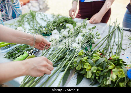 Master Class auf dem Bilden der Blumensträuße. Lernen Blumen arrangieren, wunderschöne Blumensträuße mit ihren eigenen Händen. Gemacht. Hersteller Sommer wedding bouquet Stockfoto